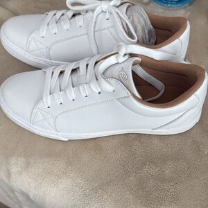 White Leather Easy Spirit women’s sneakers I had on once 8.5